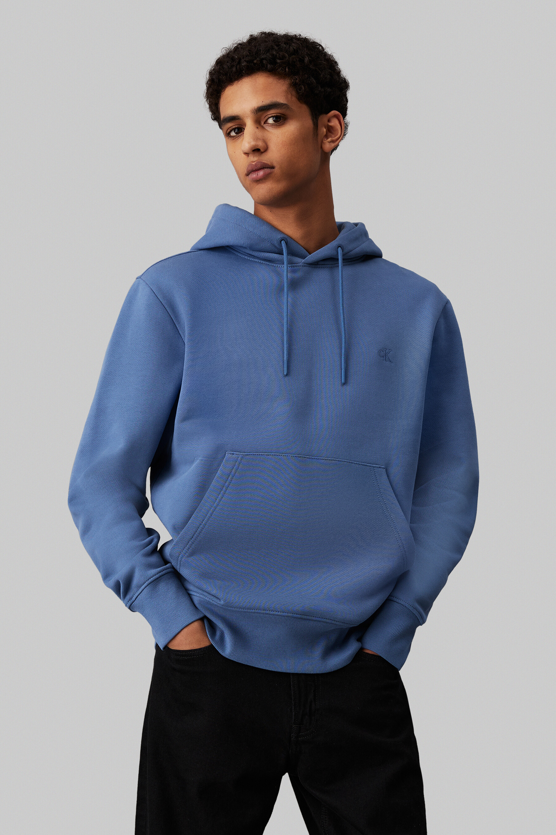 Sweat a capuche Bleu Calvin Klein J30J326459 DBX BLUE COAST POINTCARRE